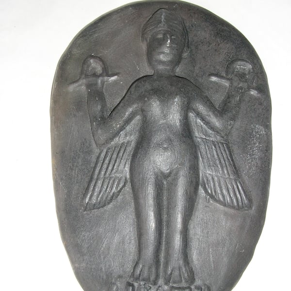 INANNA OR LILITH SUMERIAN GODDESS EARTHENWARE WALL PLAQUE 20 CMS X 13 CMS