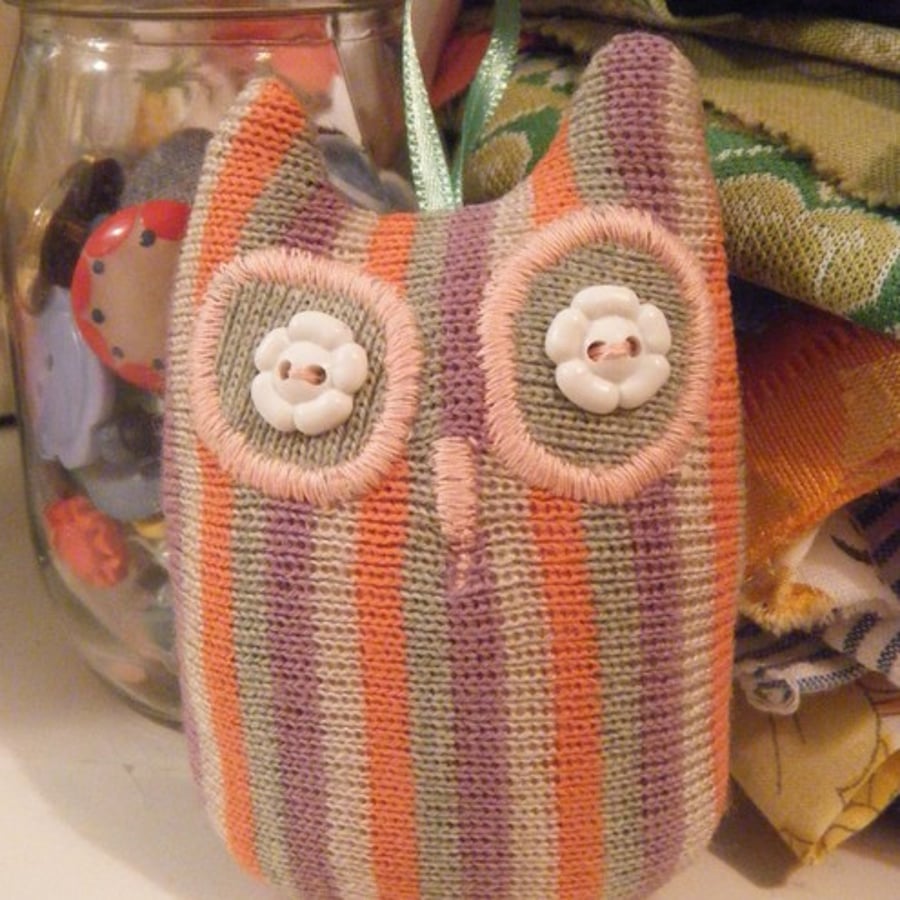 Little olive, Knitted owl with ribbon loop
