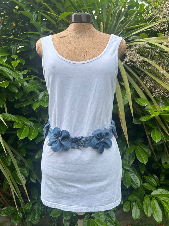 Denim flower belt - Size Large - Fashion accessory - Upcycled 