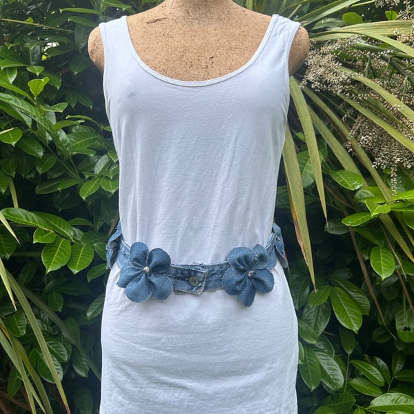 Denim flower belt - Size Large - Fashion accessory - Upcycled 