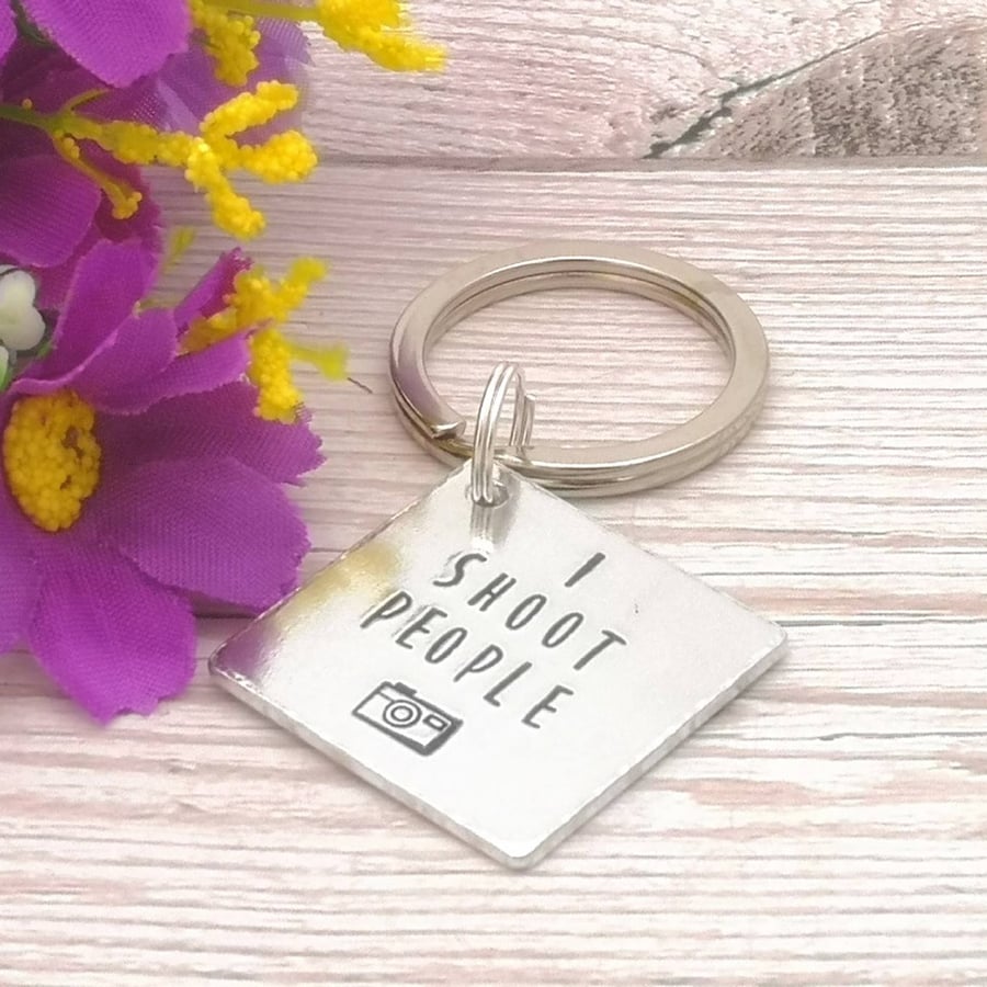 I Shoot People Keyring - Funny Birthday Gift For Photographer - Camera Keychain