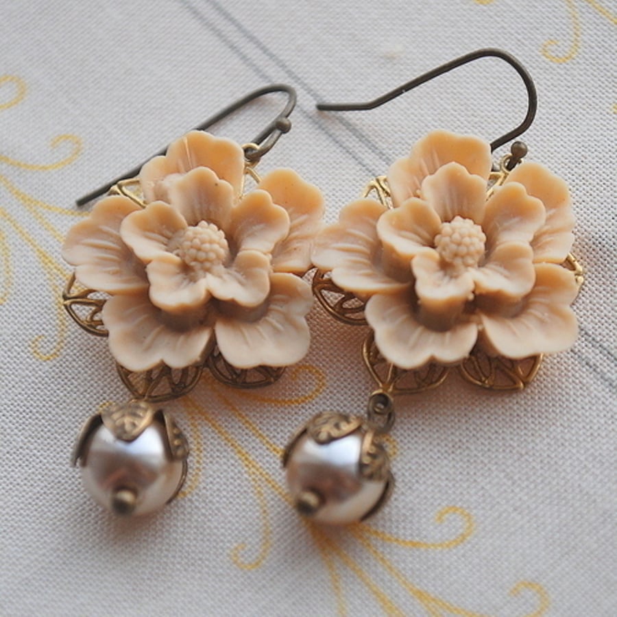 Vanilla Flower Cab Earrings 