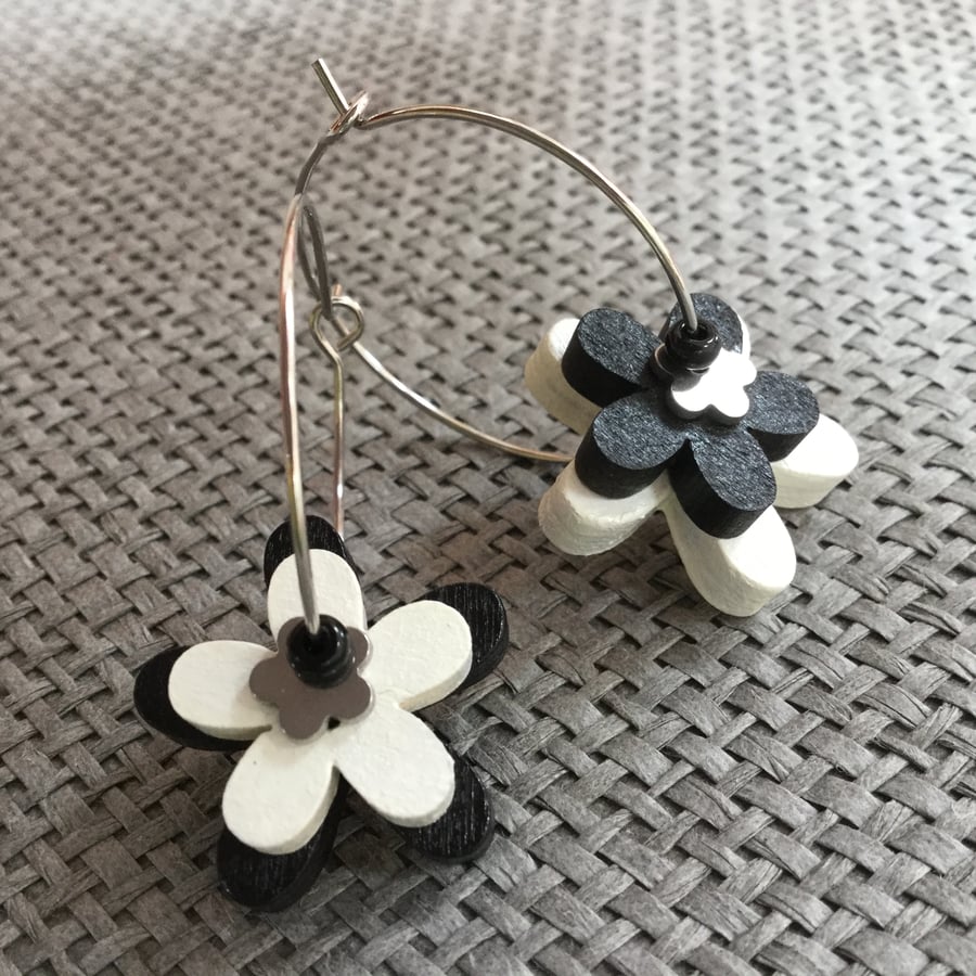 “Daisy Mono” flower earrings