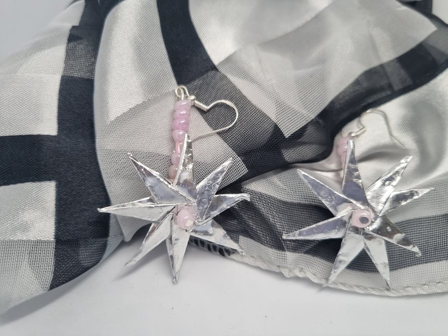 Metallic paper star-shaped earrings 
