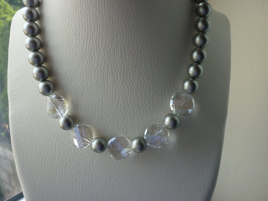 MATT SILVER GREY AND FACETED CRYSTAL NECKLACE.  