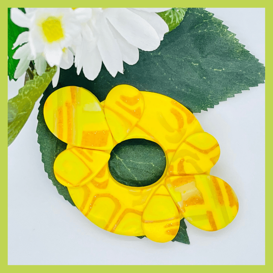 Daffodil Bold Brooch in Mixed Yellow & Glitter Gold Polymer Clay