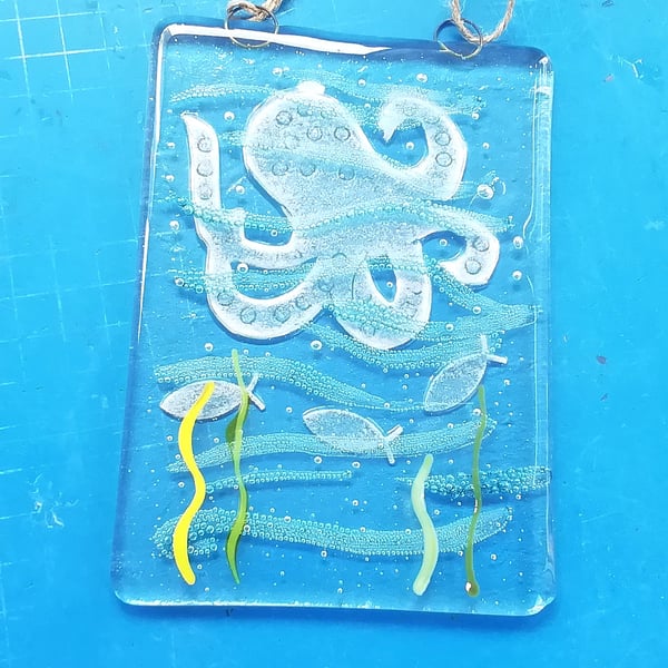 Octopus suncatcher, fused glass underwater scene, beach lovers gift, glass art. 