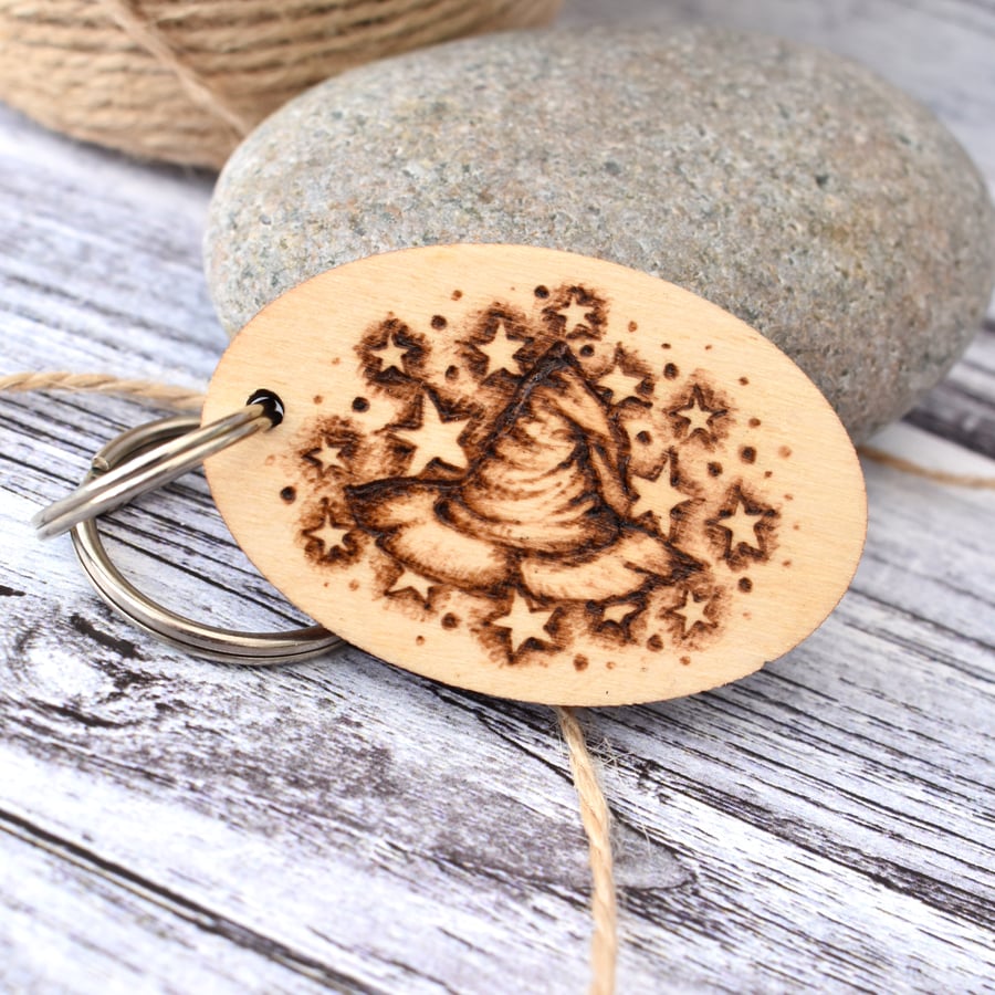 Wizard hat with stars. Pyrography personalised keyring. 