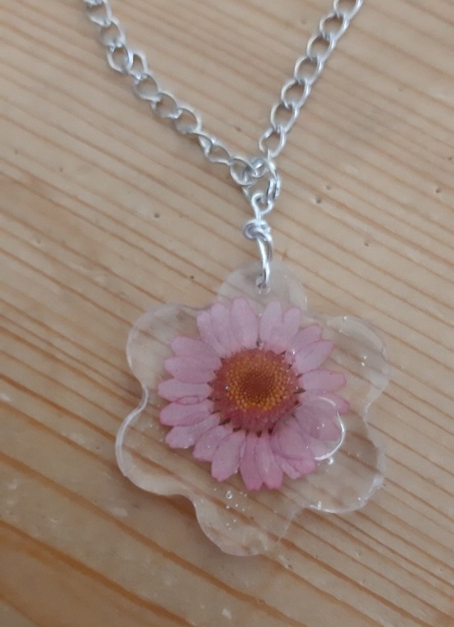 Flower-Shaped Resin Pendant Necklace with Dried Pressed Flower (Design18)