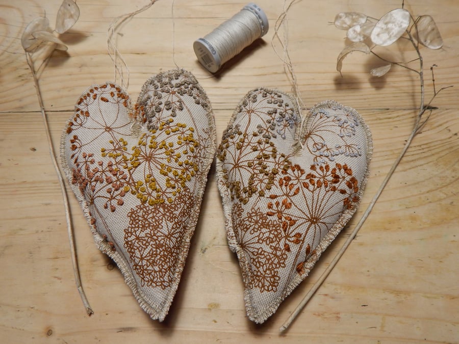 2 Hanging hearts - Cow Parsley - Hand embroidered