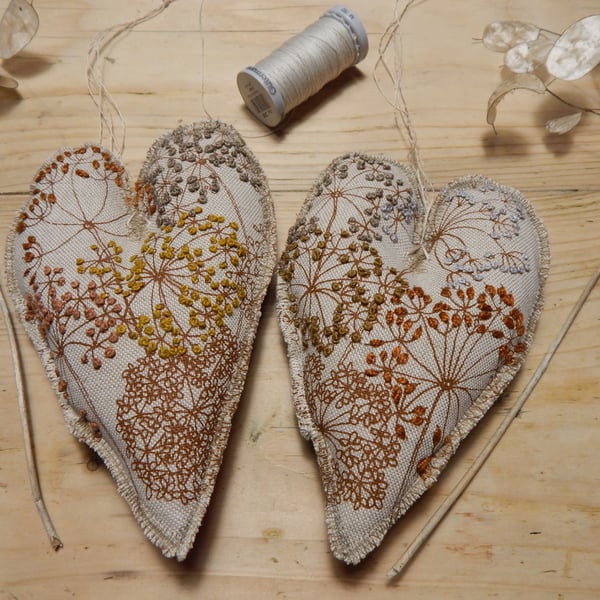 2 Hanging hearts - Cow Parsley - Hand embroidered