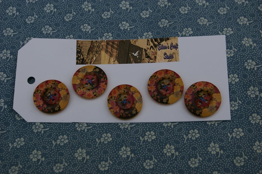 Buttons Wooden Set of Five Flower Patterned