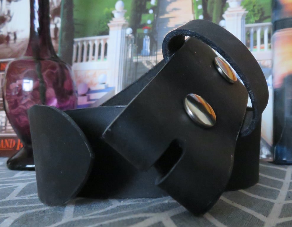 Black 38mm leather belt sold with a pin buckle that can be changed med