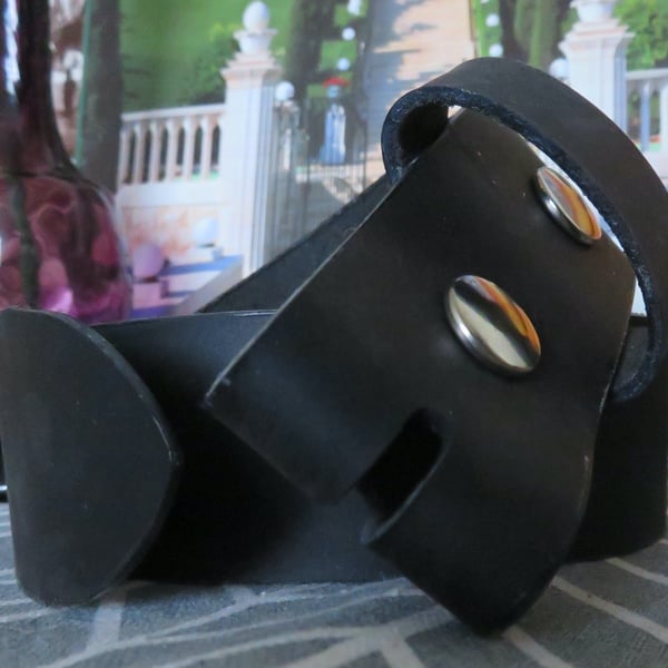 Black 38mm leather belt sold with a pin buckle that can be changed med