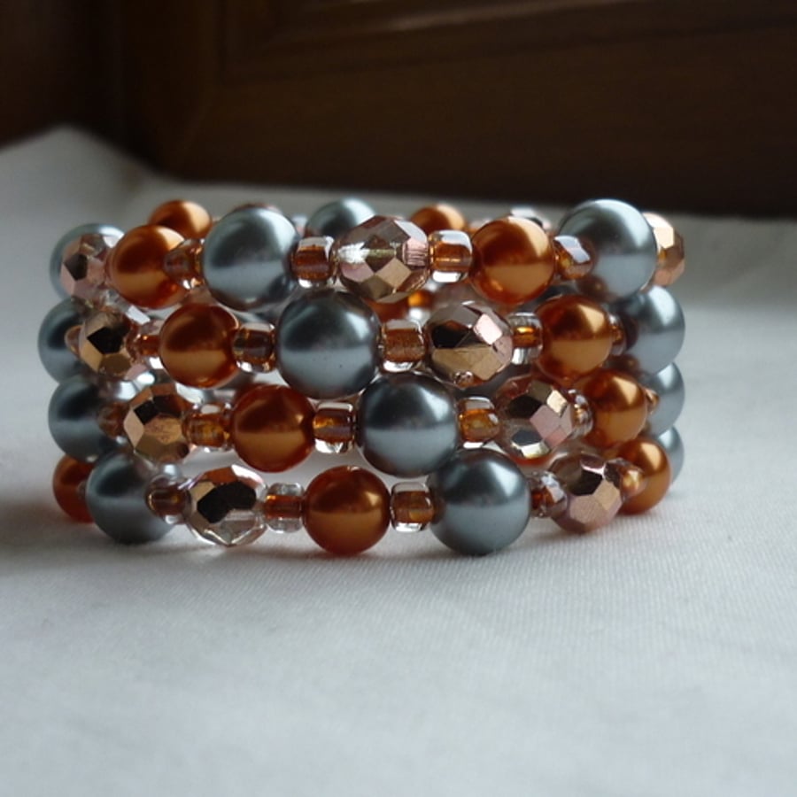 COPPER AND GREY MEMORY WIRE BRACELET.  