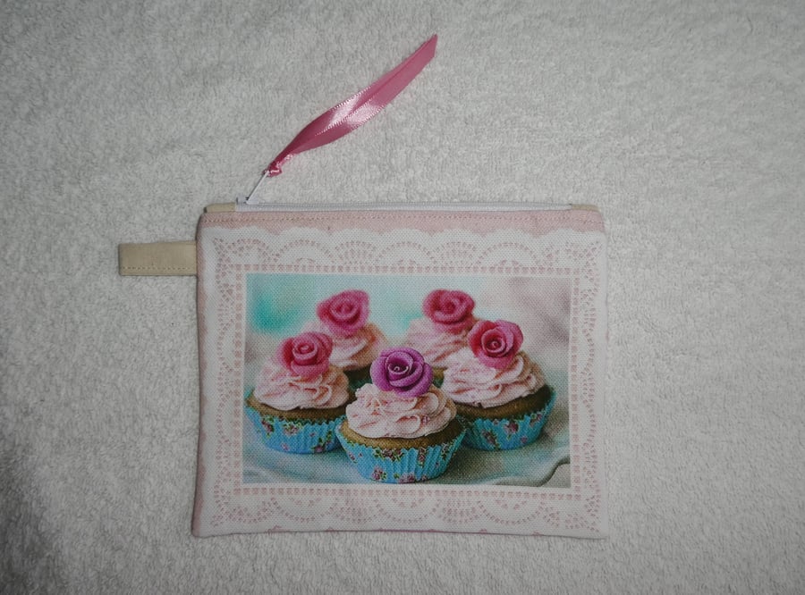 Cup Cake Print Zipped Purse. Fully Lined with Zip Pull. Rose Cup Cakes