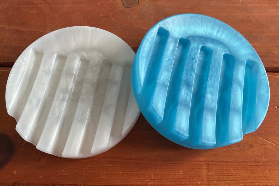 Self draining soap dish