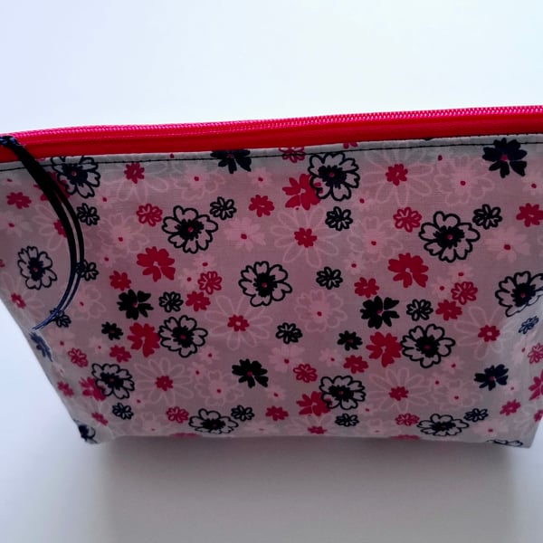 Navy blue and pink zipped pouch 