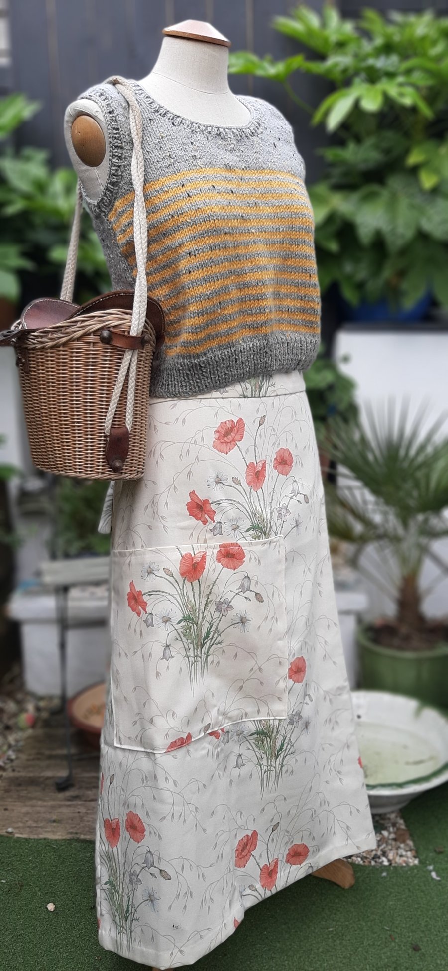 Long length allotment skirt with poppys