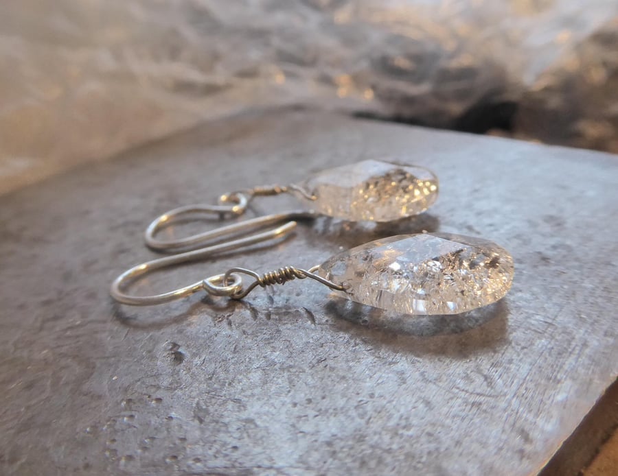 Icy queen Crackled quartz teardrop earrings in 925 silver, clear gemstones 