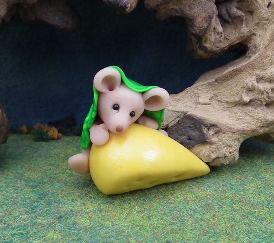 Downland Mouse 'Tamsin' with cheese OOAK Sculpt by Ann Galvin Gnome Village