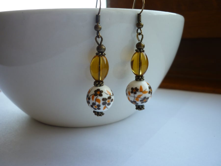 BROWN, GOLDEN AMBER,WHITE AND BRONZE CERAMIC DANGLE EARRINGS.  1079