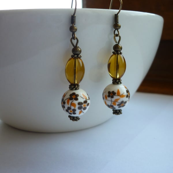 BROWN, GOLDEN AMBER,WHITE AND BRONZE CERAMIC DANGLE EARRINGS.  1079