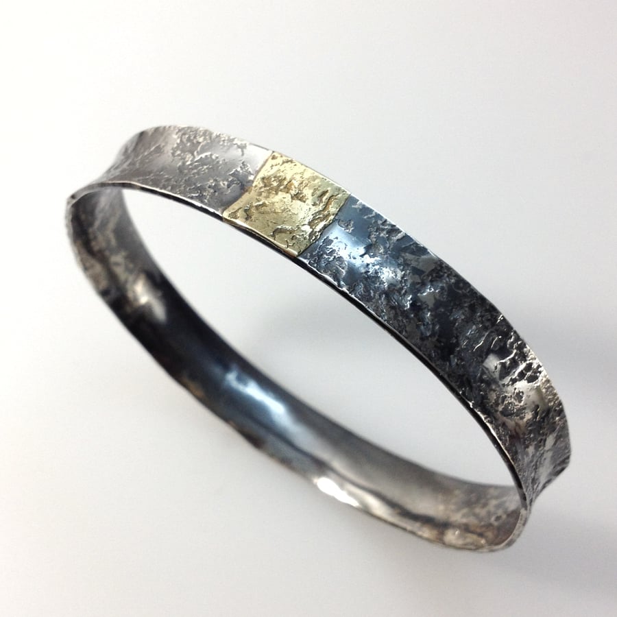 Silver and 18ct gold oval bangle with Granite texture