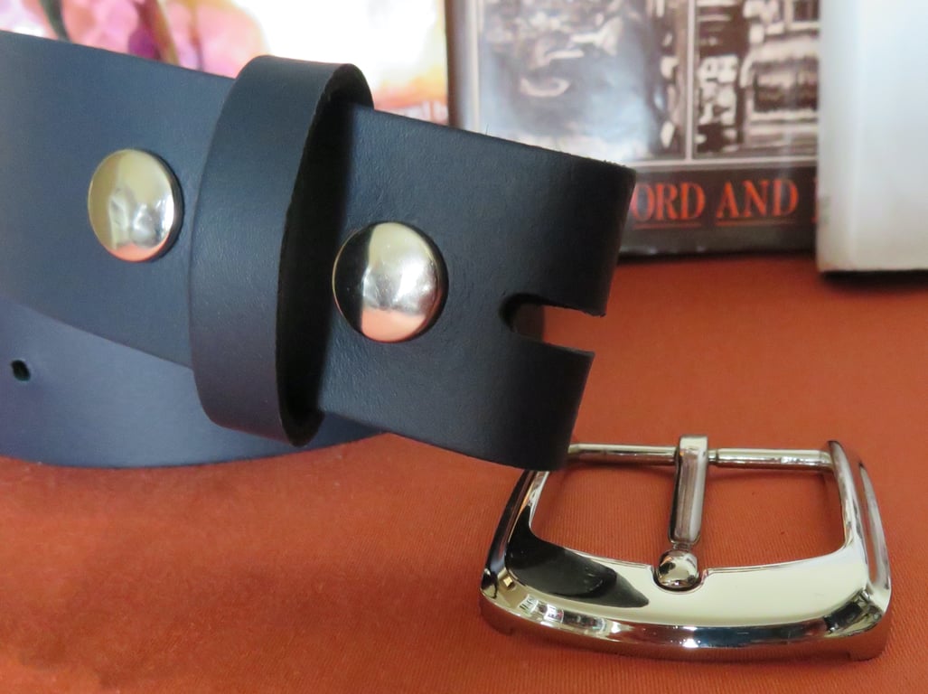 1.5" real leather belt in Nave this comes with a pin buckle which you can change