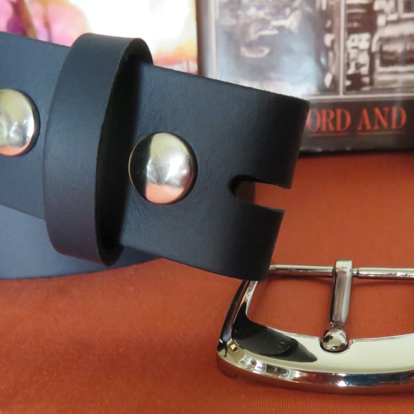 1.5" real leather belt in Nave this comes with a pin buckle which you can change