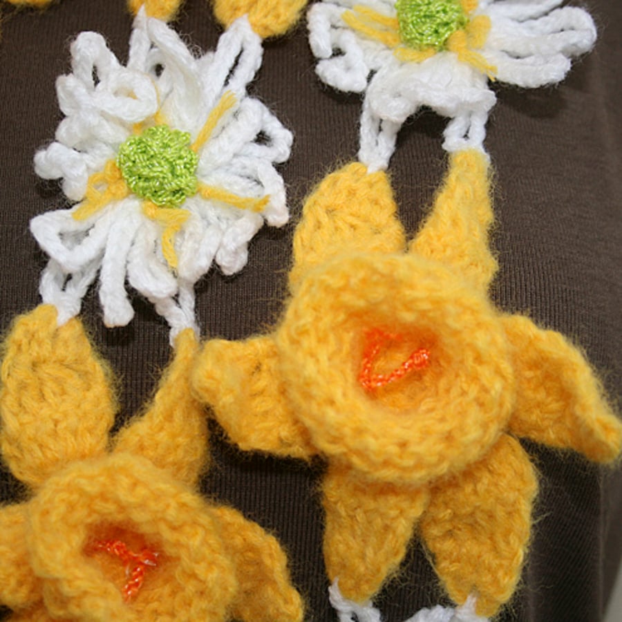 Daffodil scarf with anemones 