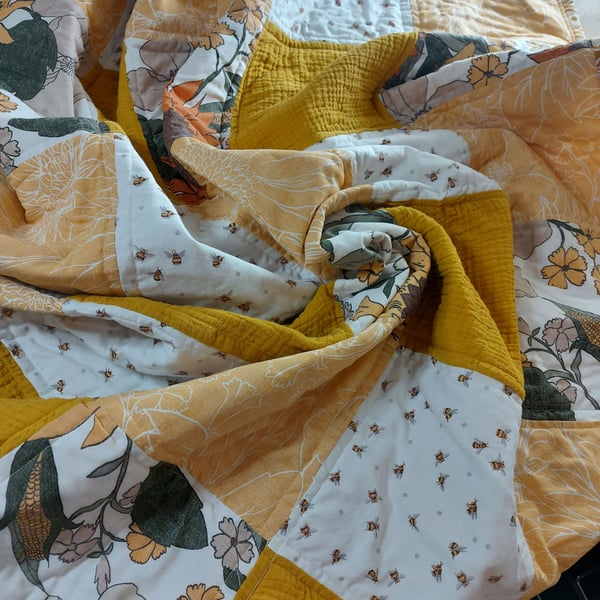 Bees and sunflower baby quilt 