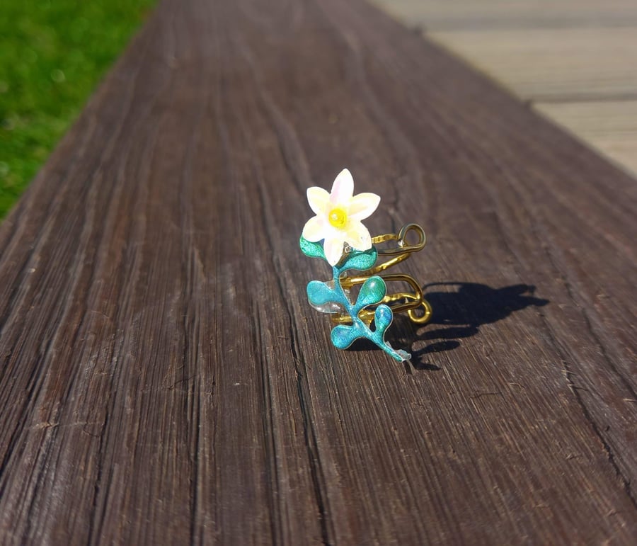 Magic Daisy Flower Earcuff