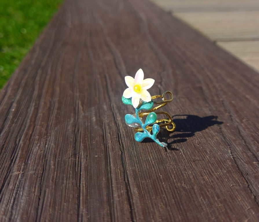 Magic Daisy Flower Earcuff