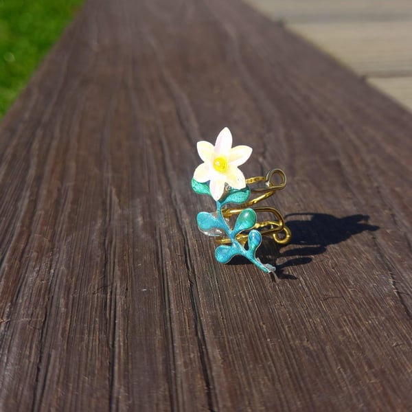 Magic Daisy Flower Earcuff