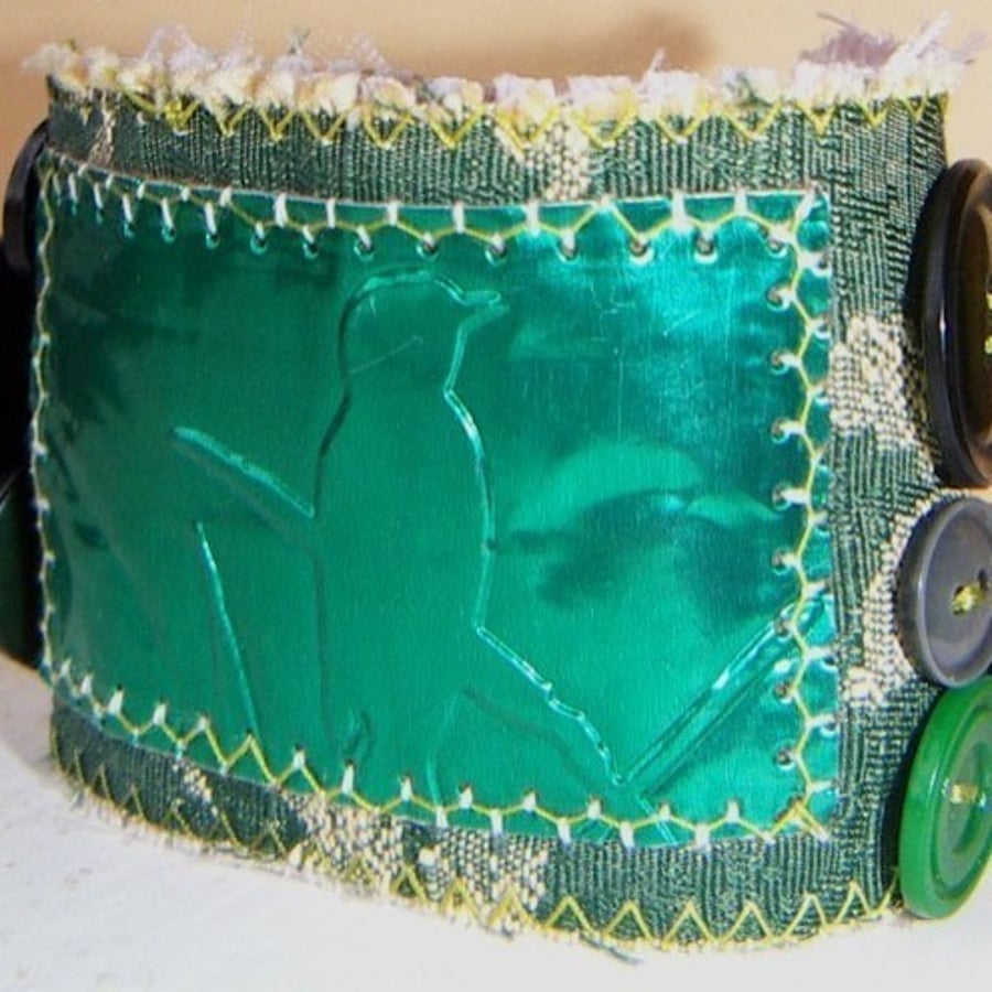 Victoriana sewn metal wristlet - bottle green bird