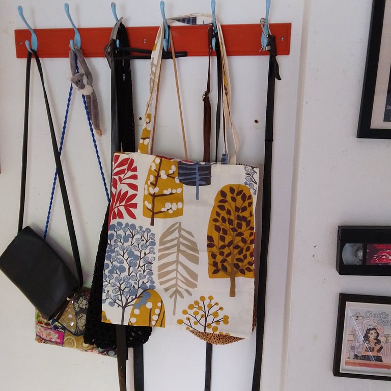 Tote bag handmade in cream fabric with modern leaf design.