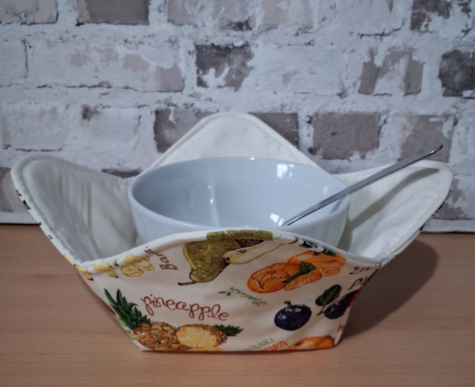 REVERSABLE BOWL COSY IN COLOURFUL FRUIT AND CREAM FABRIC