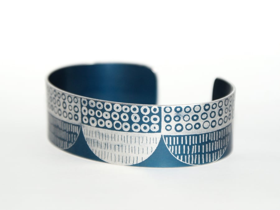 Seed head pattern aluminium cuff dark blue