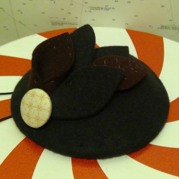 Grey & maroon leafy button beret