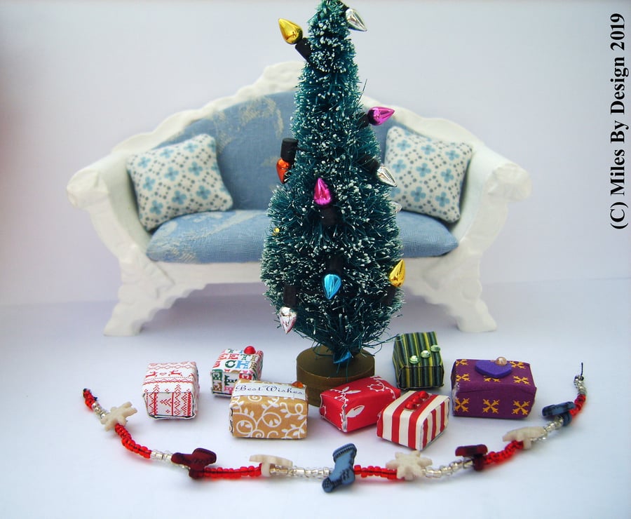 1:12 Scale Dolls House Xmas Tree, Parcels and Garland Set