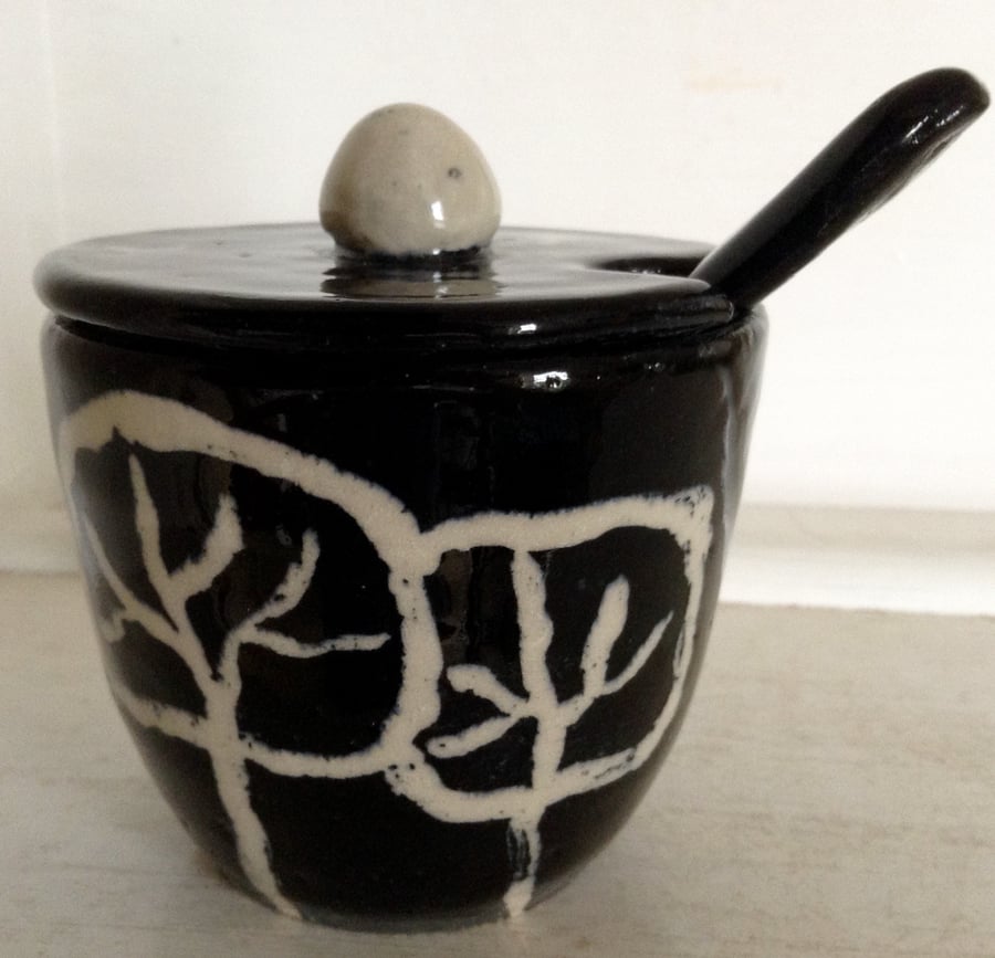 Black and white stoneware sugar bowl.