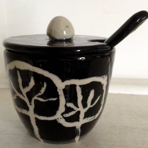 Black and white stoneware sugar bowl.