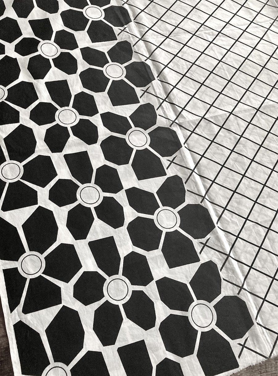 Black And White Double Bordered Daisy Fabric - 83 cm Length