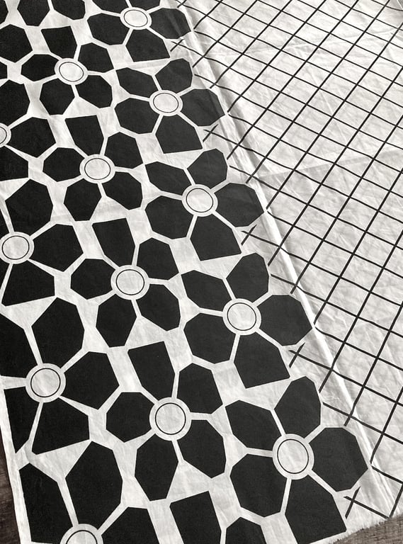 Black And White Double Bordered Daisy Fabric - 83 cm Length