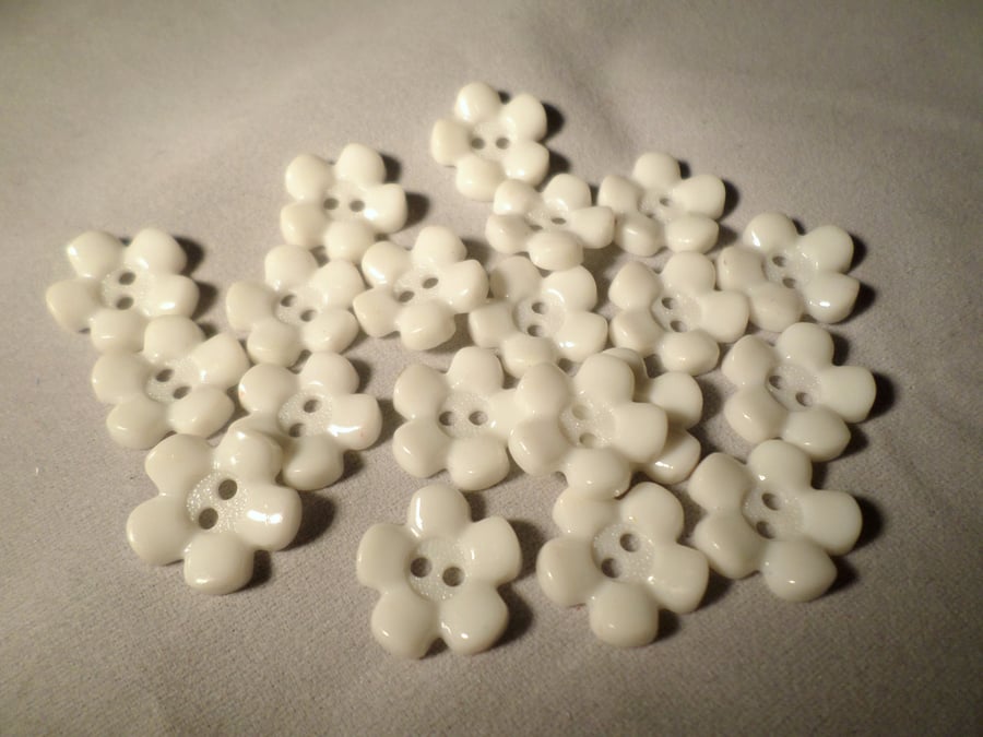 20 x 2-Hole Acrylic Buttons - 15mm - Flower - White 