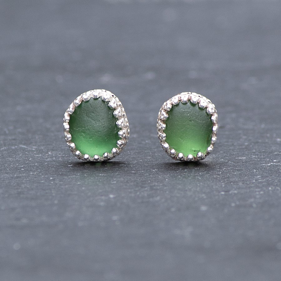 Sea glass stud earrings - Green