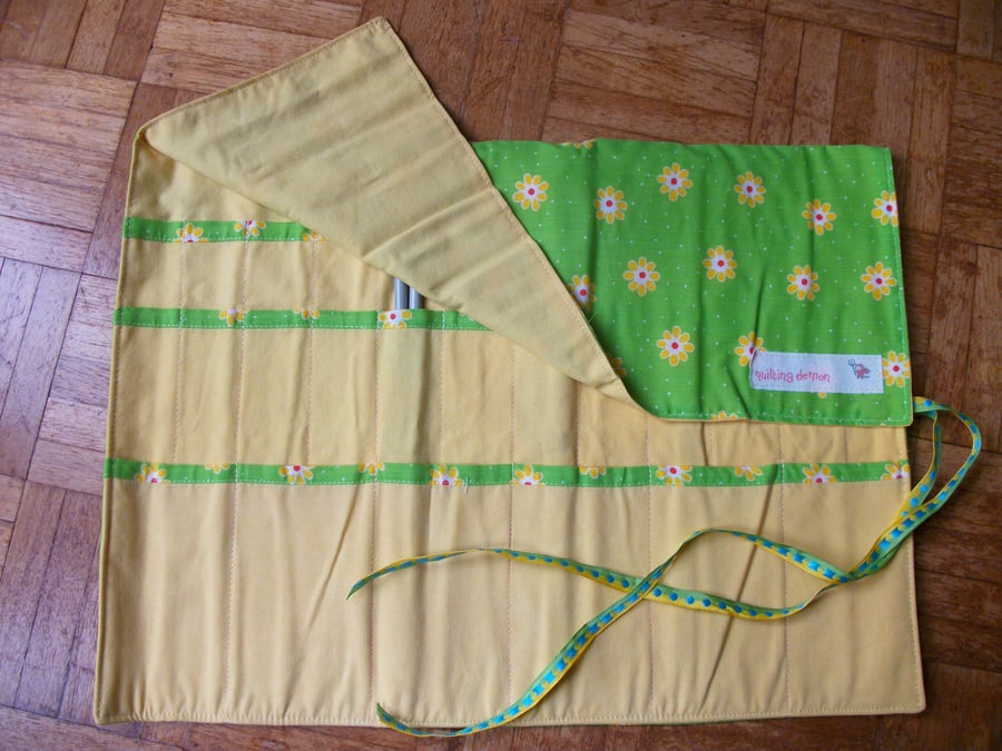 Roll Up Knitting Needle Holder In Green Daisy Print
