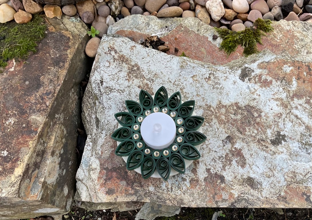 Quilled Lincoln Green Tea Light Holder