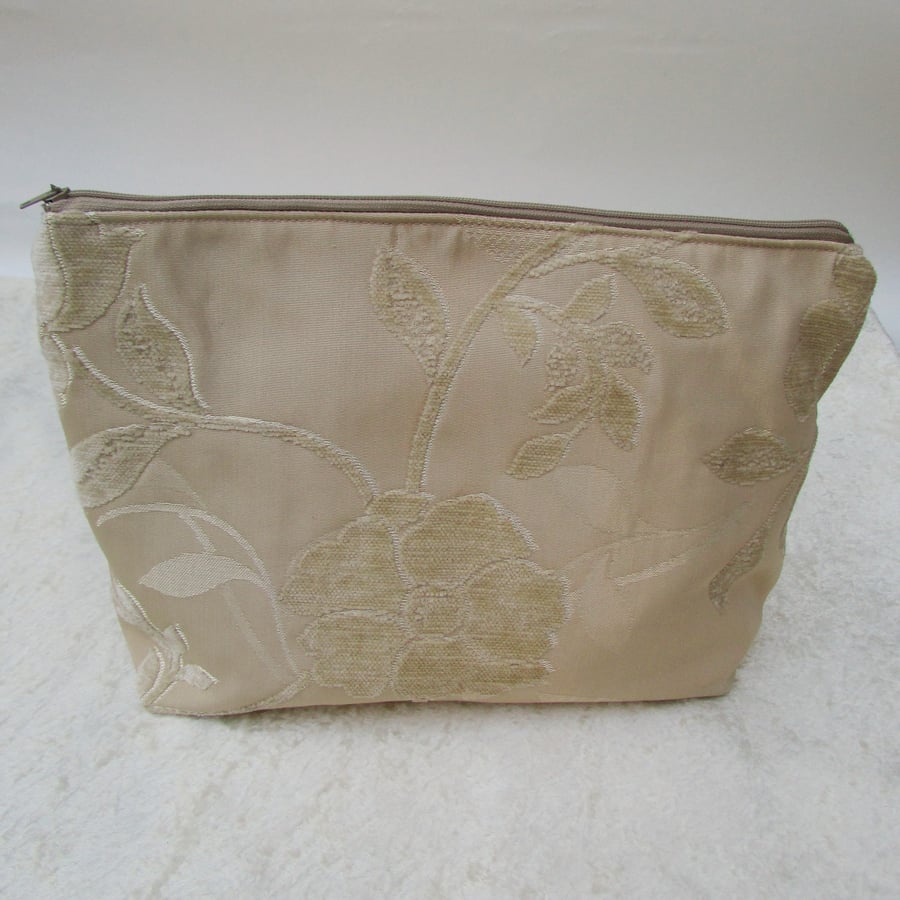 Cream floral textured toiletry bag